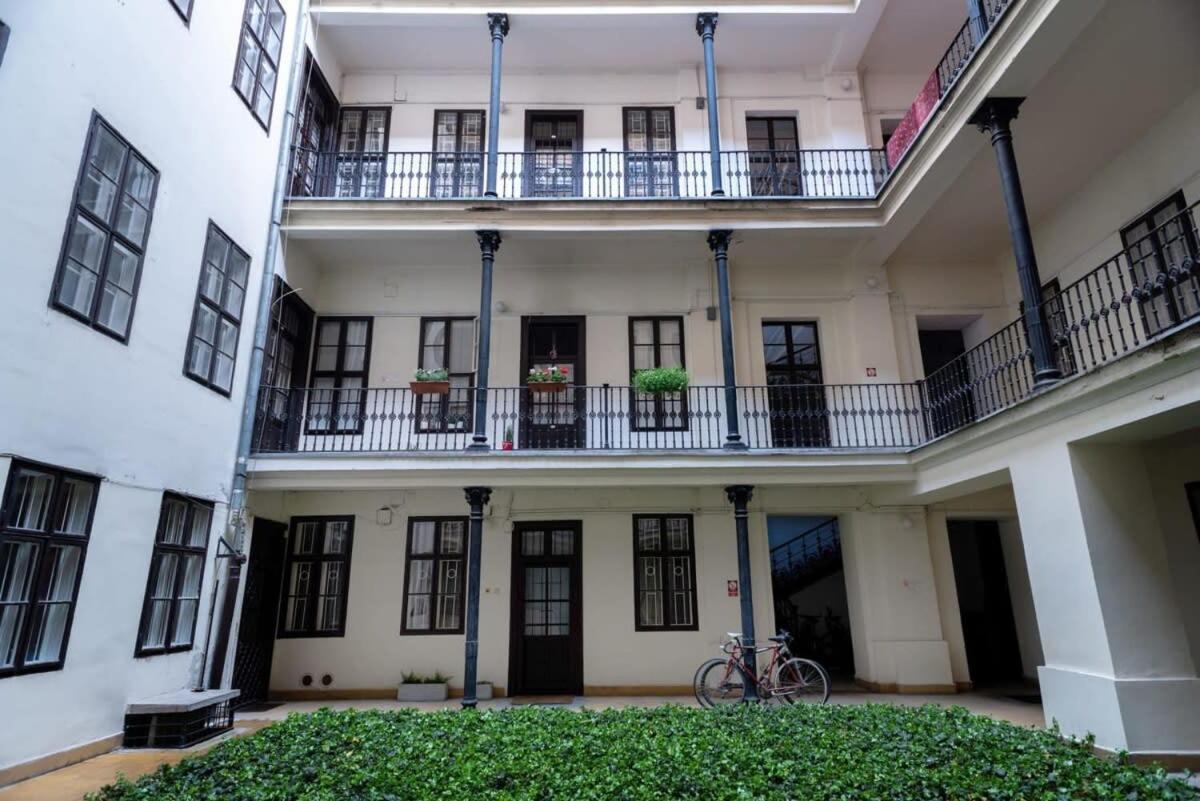 Lovely Downtown Apartment Close To The Basilica ブダペスト エクステリア 写真