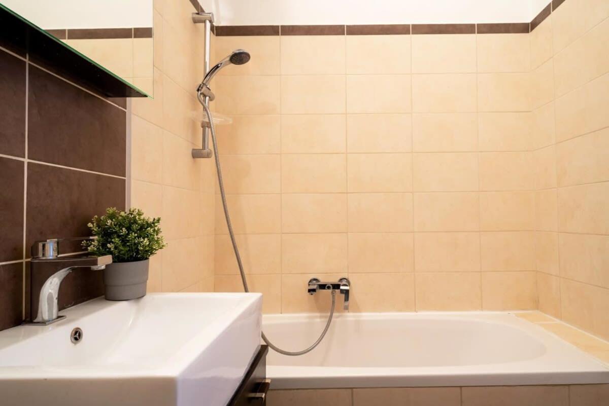 Lovely Downtown Apartment Close To The Basilica ブダペスト エクステリア 写真