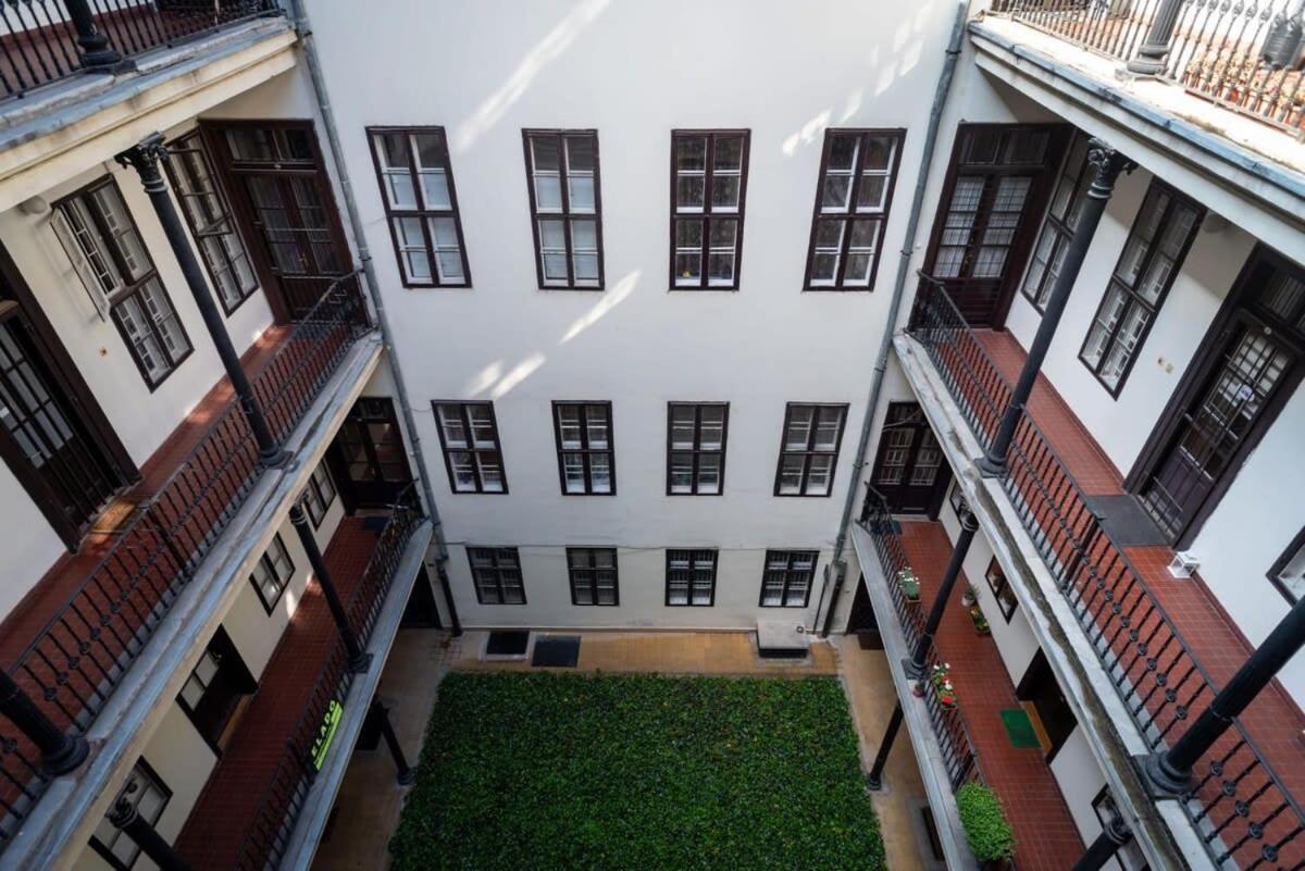 Lovely Downtown Apartment Close To The Basilica ブダペスト エクステリア 写真